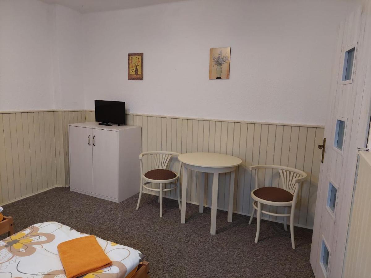 Penzion Mansky Dvur Dolni Zandov Bagian luar foto
